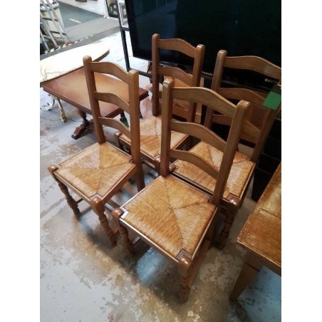 LOT 4 CHAISES EN BOIS ASSISES PAILLÉES 