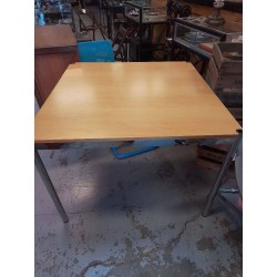 TABLE USM CARRE 