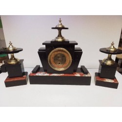 HORLOGE DE CHEMINÉE EN L\'ÉTAT 