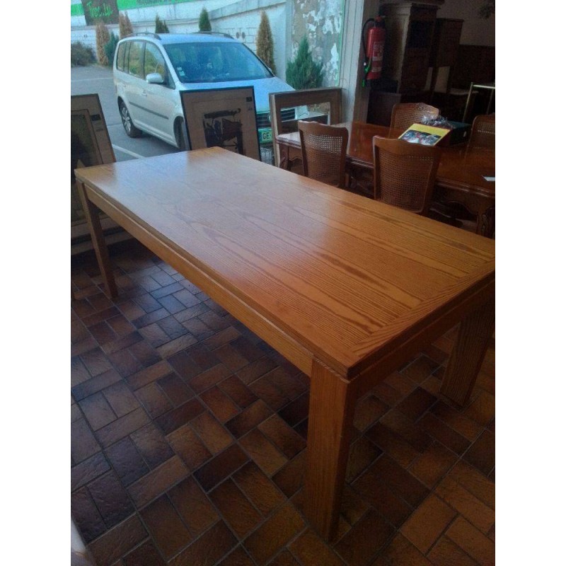 TABLE BRUTALISTE EN PIN 
