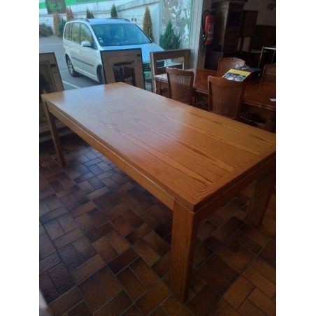 TABLE BRUTALISTE EN PIN 