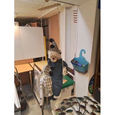 CLOWN SUSPENDU SUR BALANCOIRE