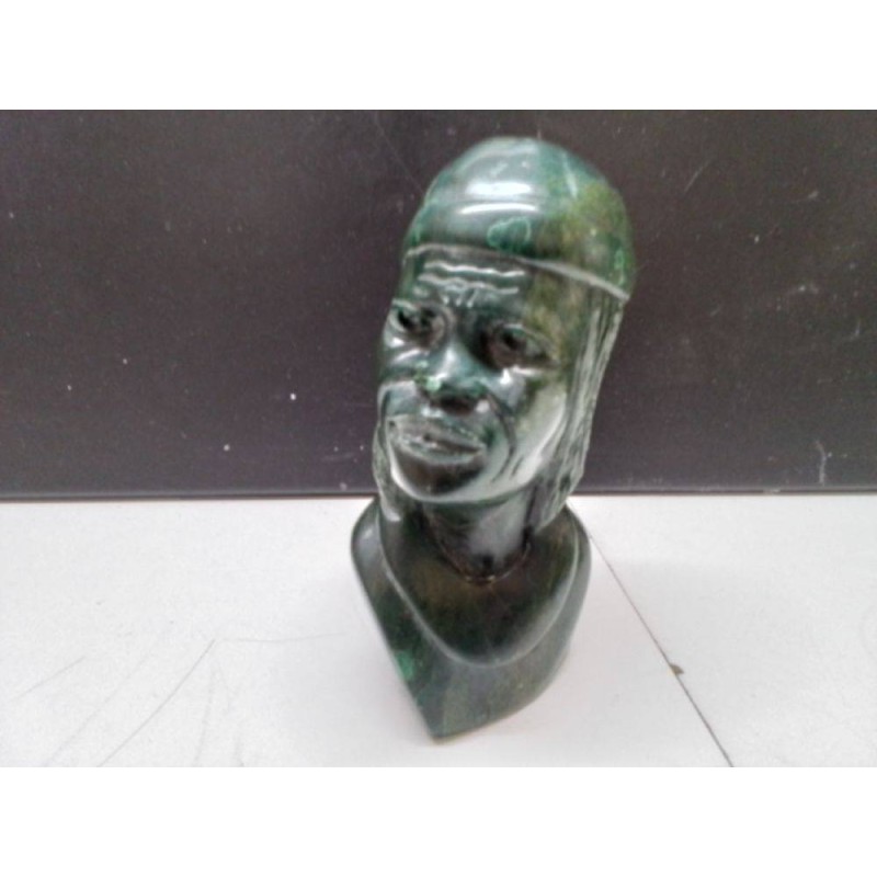 STATUETTE EN VERDITE SIGNÉE FOMBE 