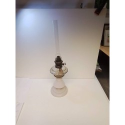 LAMPE A PETROLE OPALINE