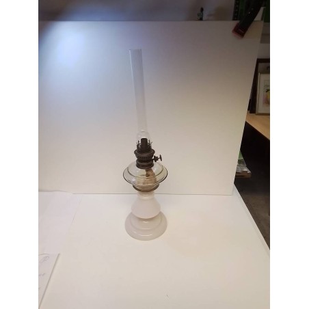 LAMPE A PETROLE OPALINE