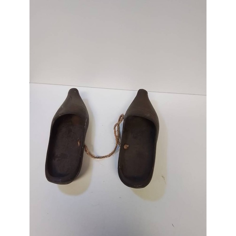 PAIRE DE SABOTS EN BOIS