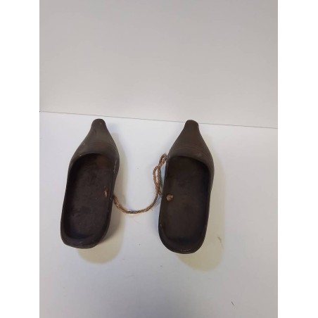 PAIRE DE SABOTS EN BOIS