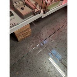 TABLE BASSE PAR PETER GHYCZY