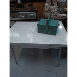 TABLE EN FORMICA + 2 ALLONGES 