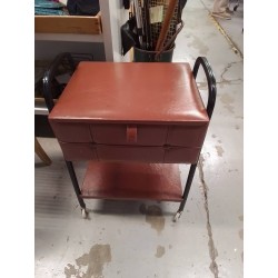 TRAVAILLEUSE VINTAGE SUR ROULETTES 