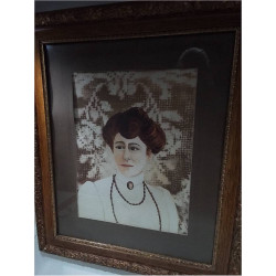 PORTRAIT FEMME AU SAUTOIR...