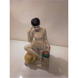 STATUETTE FEMME ASSISES 