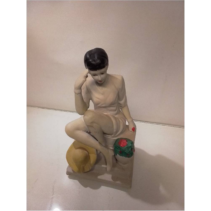 STATUETTE FEMME ASSISES 