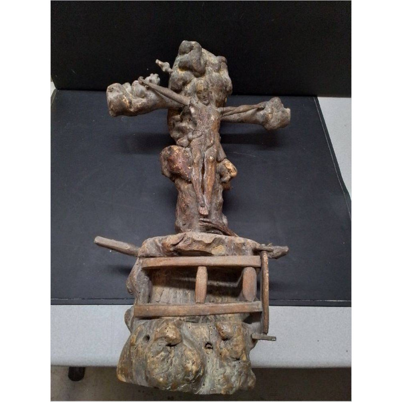 CRUCIFIX DÉCORATION EN BOIS ARTISTE LUXEMBOURGEOIS 