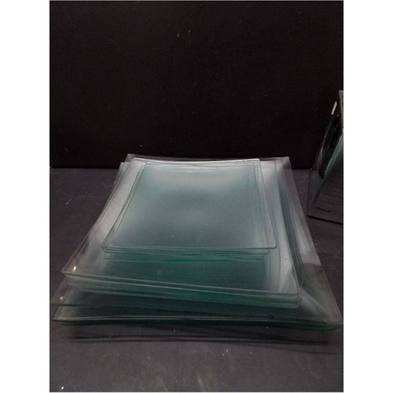 LOT D\'ASSIETTES EN VERRE 