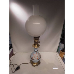 LAMPE A PÉTROLE OPALINE...