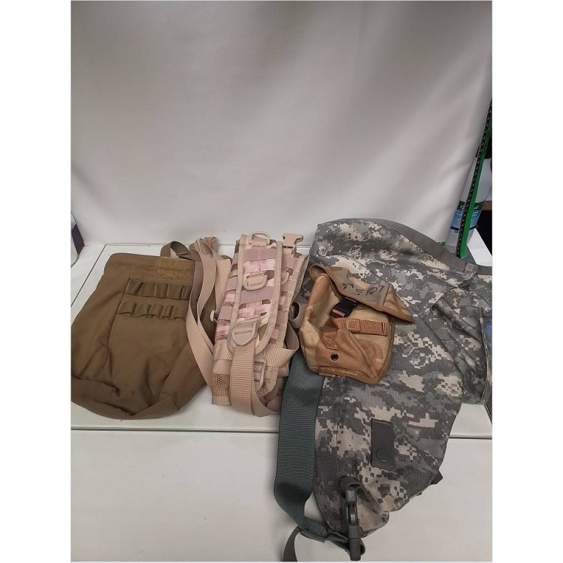 LOT D\'ACCESSOIRES MILITAIRE DESERT 