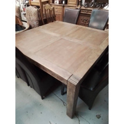 TABLE CARRÉE BOIS MASSIF *