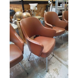 FAUTEUIL BRUN CLOUTÉ RETRO