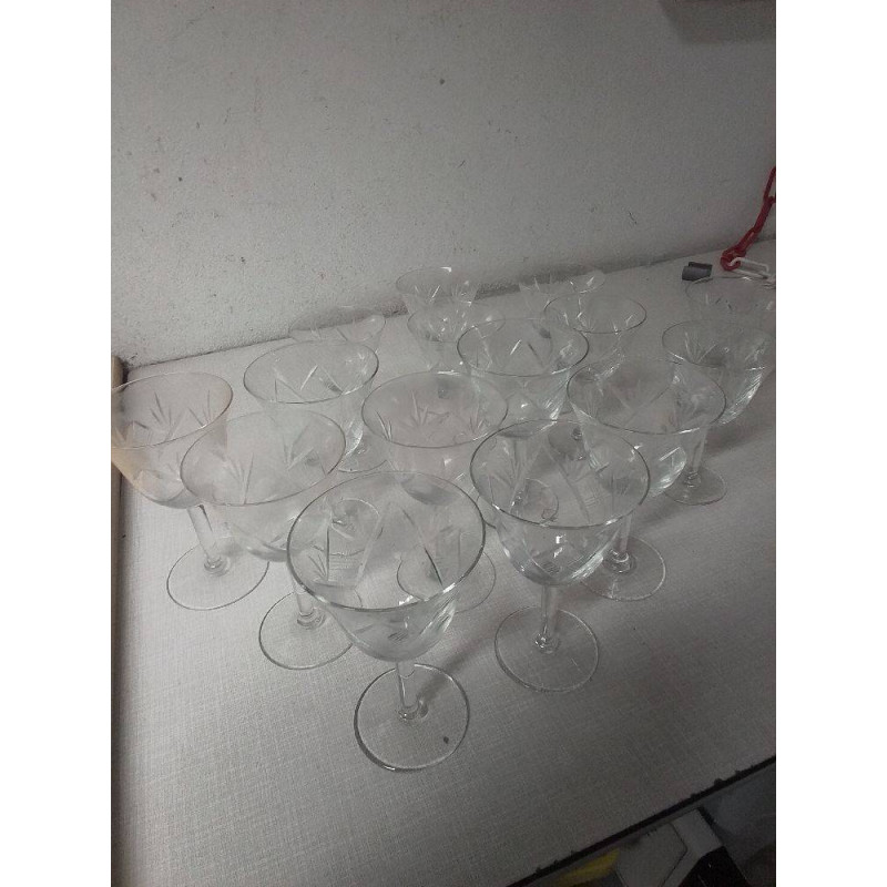 LOT DE VERRES CISELÉS 