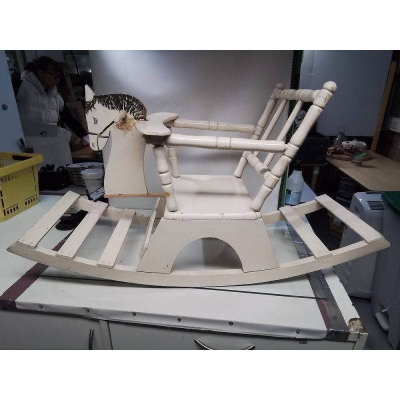 CHEVAL A BASCULE ANCIEN PEINT BLANC