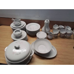 SERVICE DE TABLE PORCELAINE...