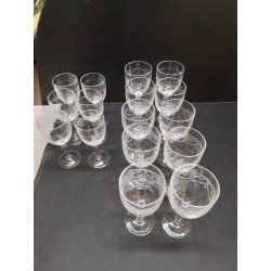 LOT DE VERRES A PIED CISELÉS
