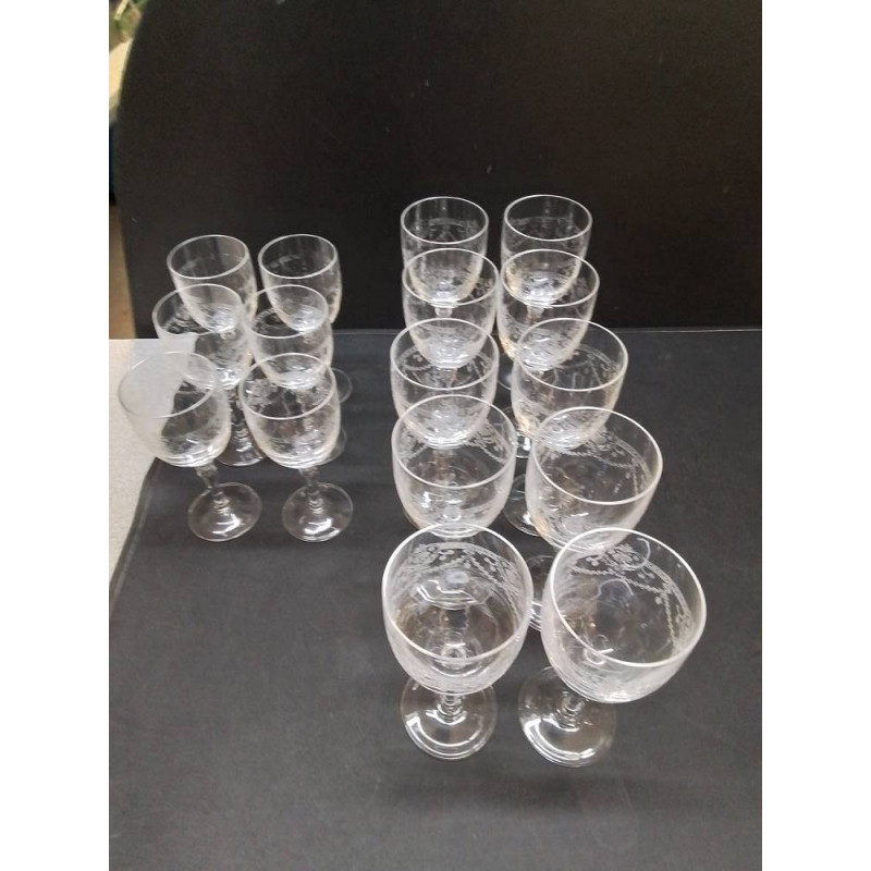 LOT DE VERRES A PIED CISELÉS