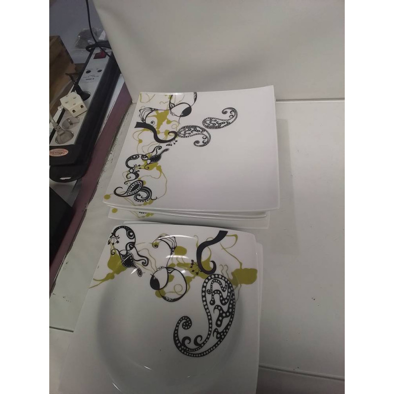 LOT D\'ASSIETTES MODERNE 