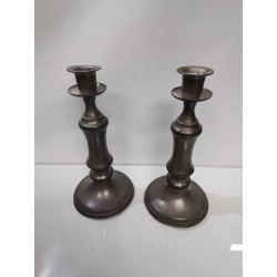 LOT DE 2 BOUGEOIRS ÉTAIN 