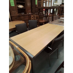 TABLE MODERNE PIÈTEMENT...