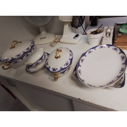 LOT DE PLATS PORCELAINE...