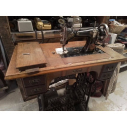 MACHINE A COUDRE A TABLE...
