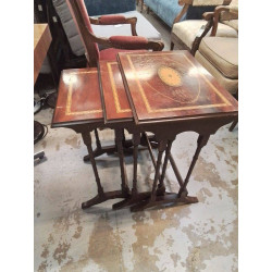 LOT DE TABLES GIGOGNES...