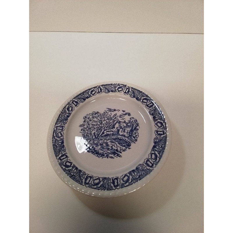 LOT D\'ASSIETTES MOTIF VILLAGE 