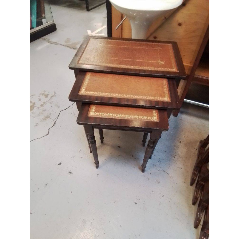 LOT DE 3 TABLES GIGOGNES STYLE ANGLAIS DESSUS CUIR BRUN