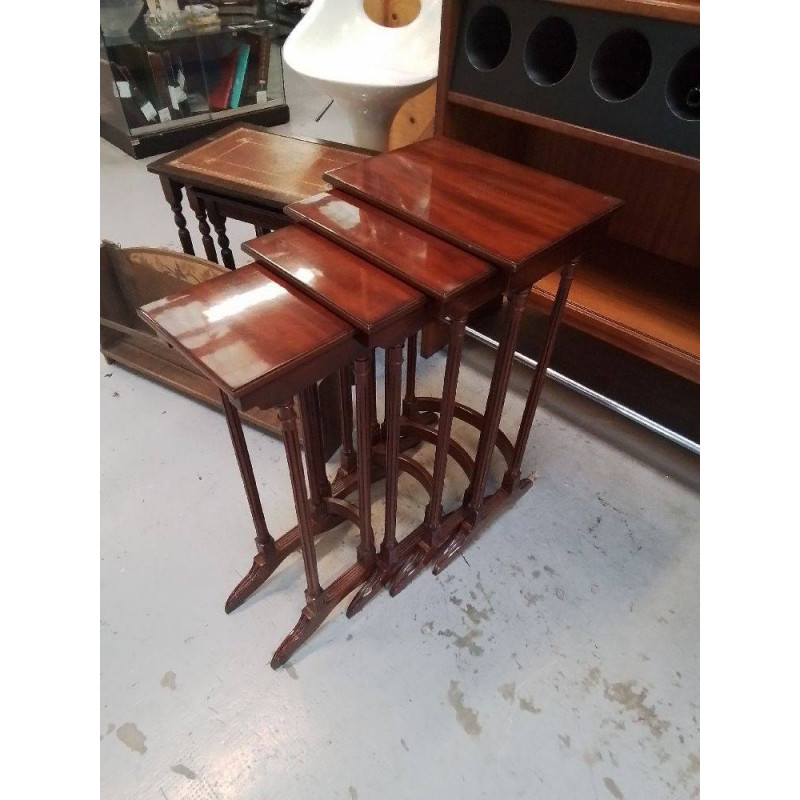 LOT DE 4 TABLES GIGOGNES STYLE ANGLAIS 