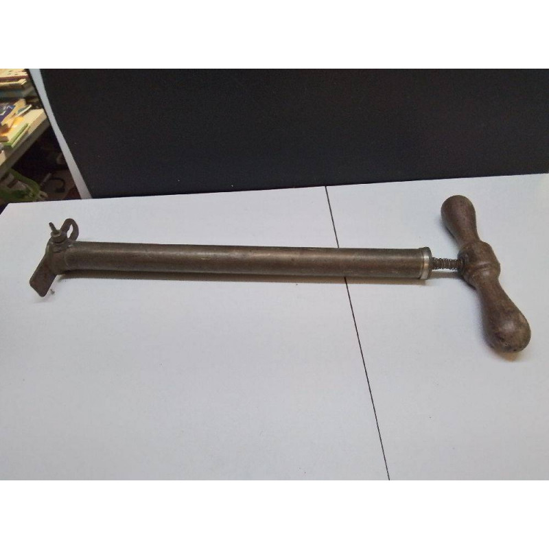 POMPE ANCIENNE EN L’ETAT