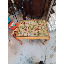 TABOURET TAPISSÉ MOTIF FLEURS