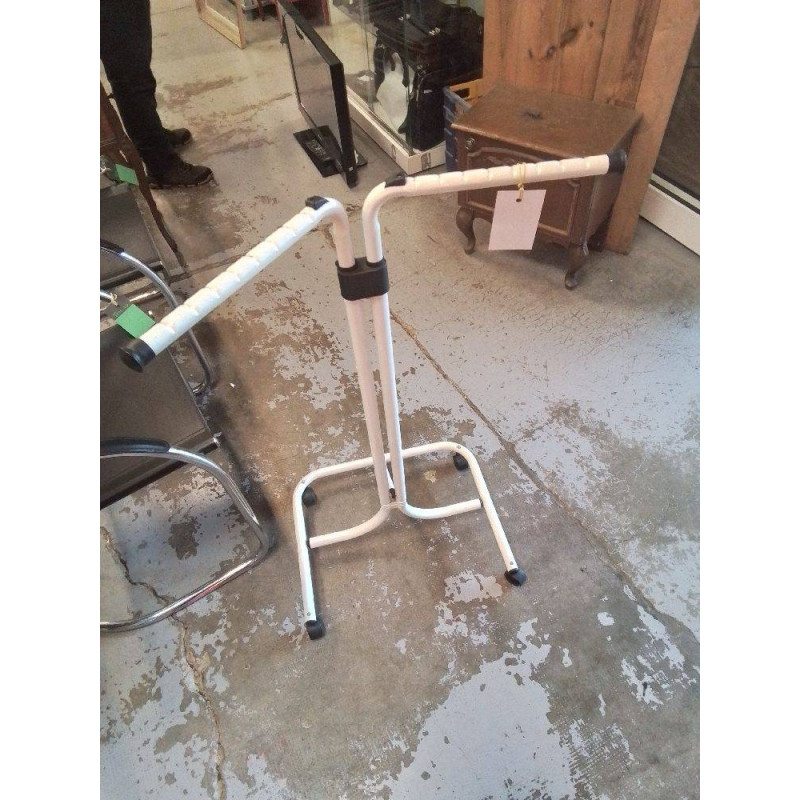 PORTANT A VETEMENT SUR ROULETTES