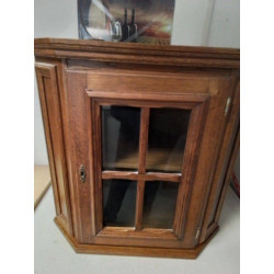 VITRINE D’ANGLE A SUSPENDRE...