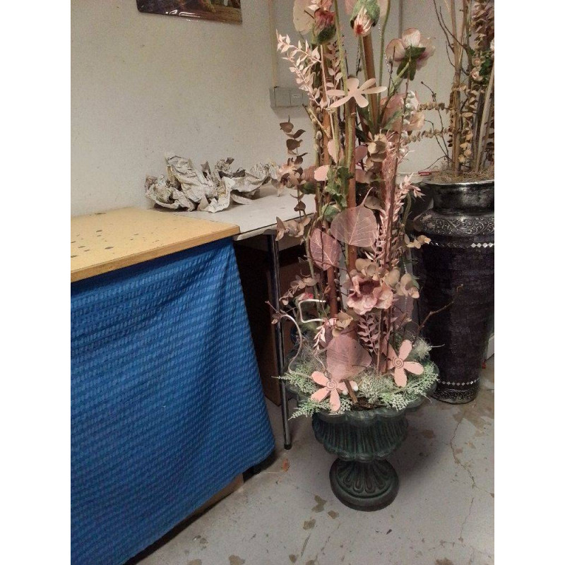 VASE EN FONTE AVEC DECORATION