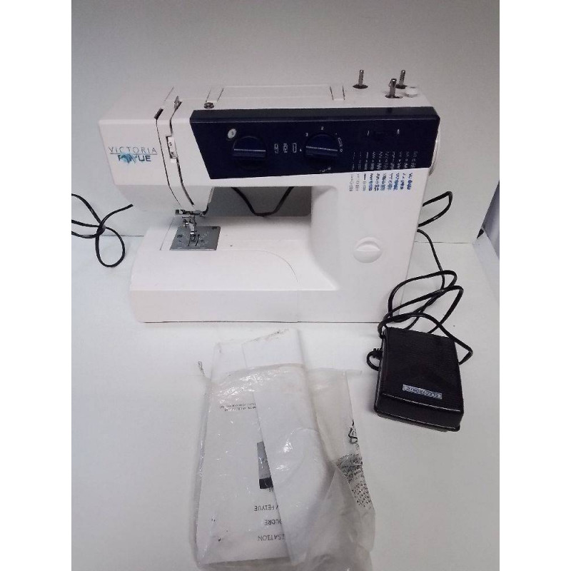 MACHINE A COUDRE VICTORIA  + ACCESSOIRES 