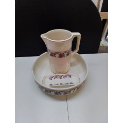 NÉCESSAIRE DE TOILETTE...