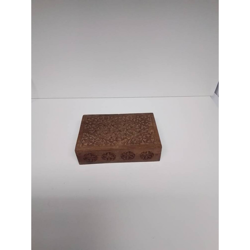 BOITE EN BOIS SCULPTÉE