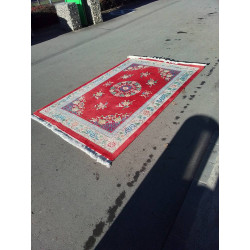 TAPIS ROUGE ET FLEURS 