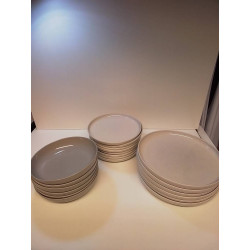 LOT D\'ASSIETTES MODERNE...