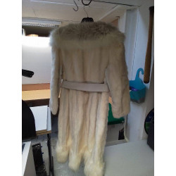 MENTEAU FOURRURE ALASKAN COL ET CEINTURE CUIR BLANC 