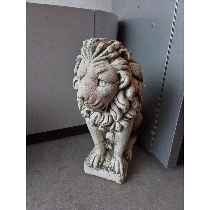 DÉCORATION EXTÉRIEURE LION EN PIERRE 
