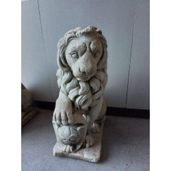 DÉCORATION EXTÉRIEURE LION EN PIERRE 